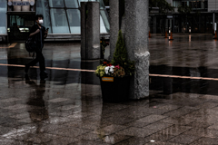 雨に濡れる駅前広場