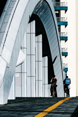 交差する自転車