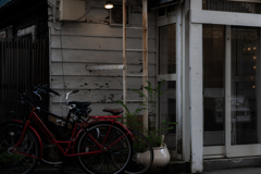 赤い自転車は目立つ