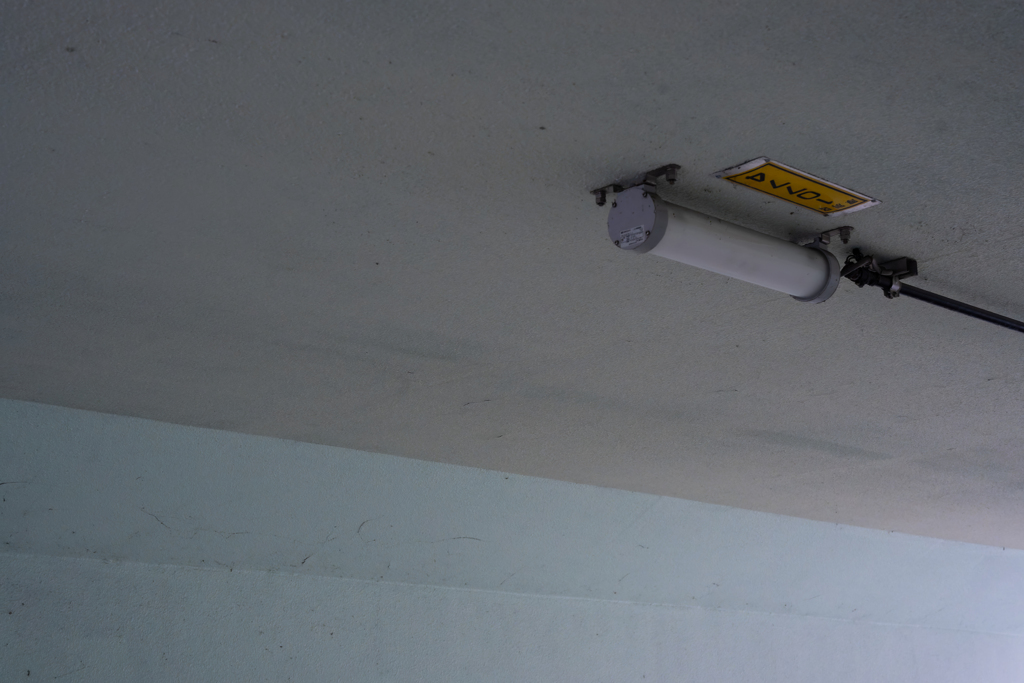 トンネルの電灯