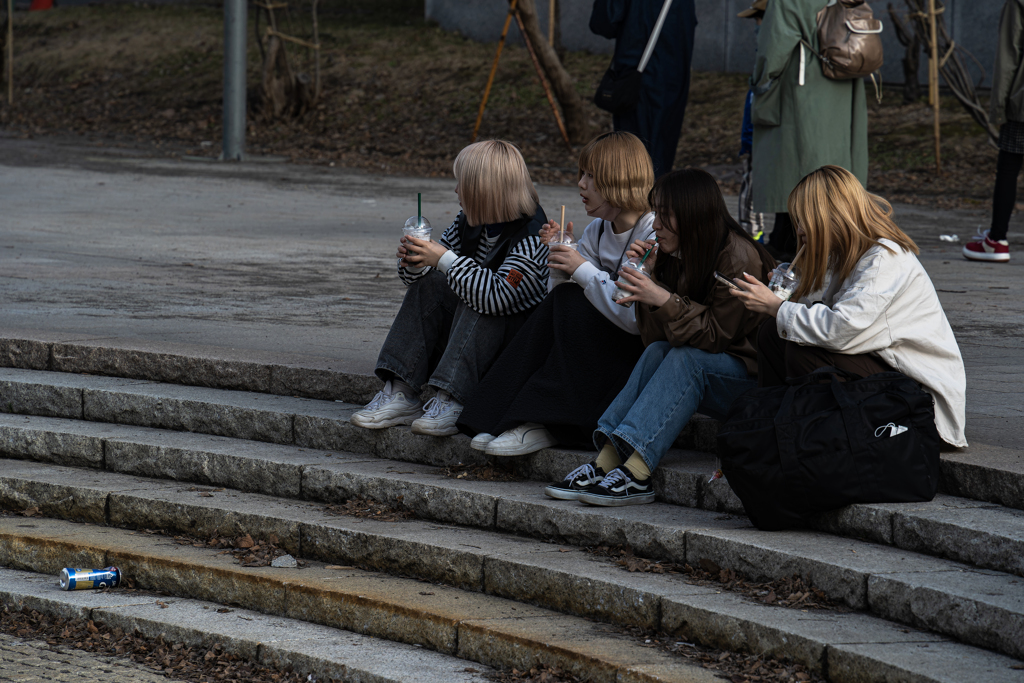 たむろする人々３