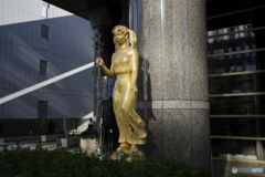 黄金の少女像（右側）の昼の顔