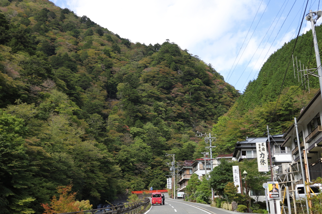 色づき始めた小さな温泉街