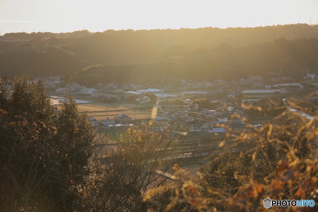 集落の陽は沈みつつ