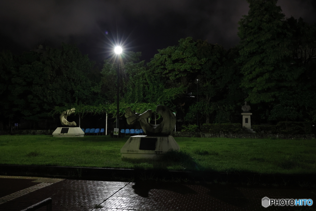 夜の広場とオブジェ