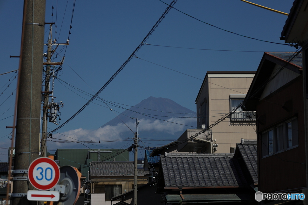 屋根の向こうに見える富士山