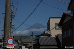 屋根の向こうに見える富士山