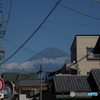 屋根の向こうに見える富士山