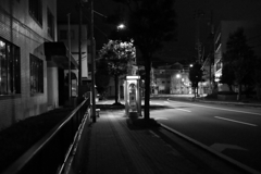 真夜中のバス停と電話ボックス
