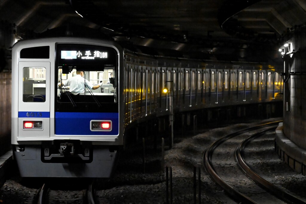 トンネルへ消える電車