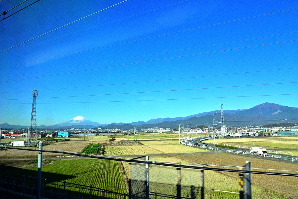 新幹線の車窓から富士山と丹沢の山々