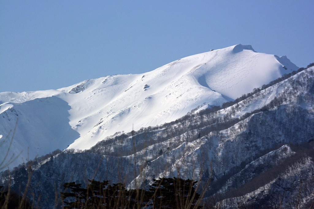 晴天の谷川岳トマの耳オキの耳