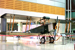 シドニー空港ビル 昔の郵便飛行機
