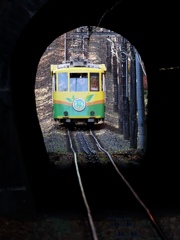 トンネルに入る高尾登山鉄道。