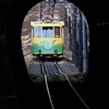 トンネルに入る高尾登山鉄道「もみじ号」。