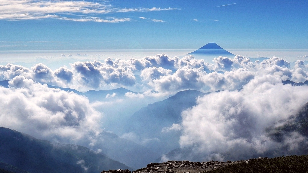 湧き上がる雲と富士。