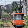 街中を走るカラフルな電車。