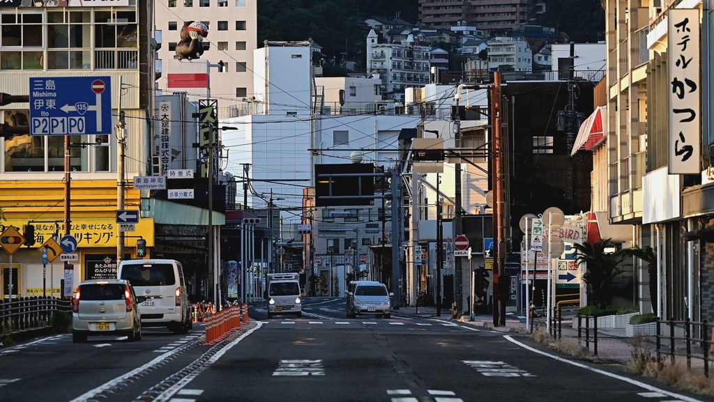 早朝の温泉街。