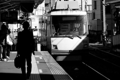 昼下がりのホーム。