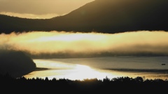 湖面を覆う霧雲。
