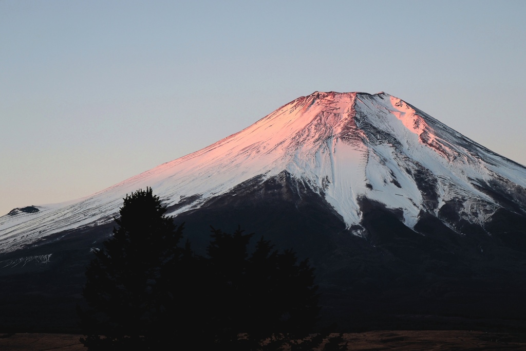 朝焼けの富士。