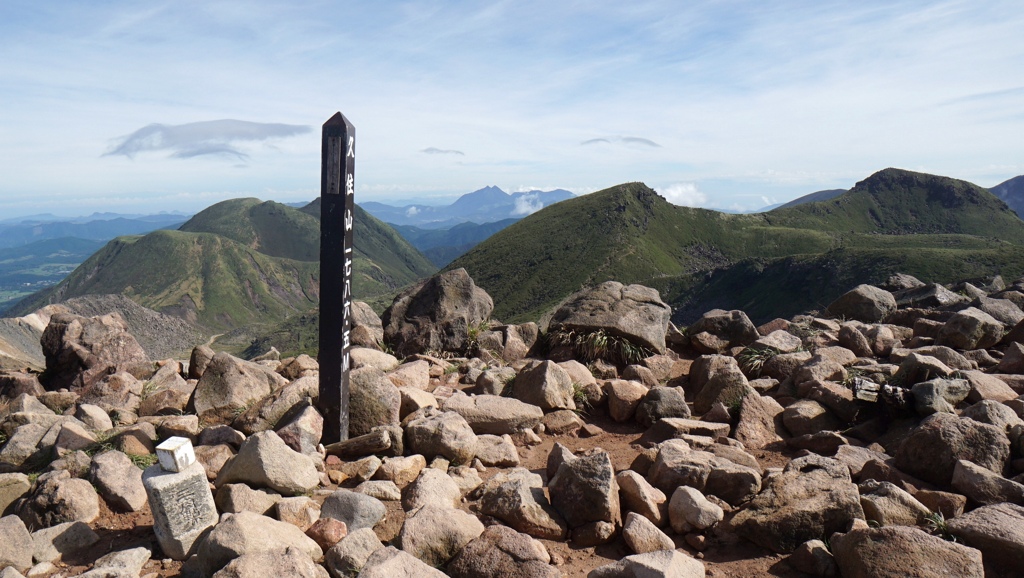 SERIES 　思いでの山の頂⑤（九重山（久住山））。