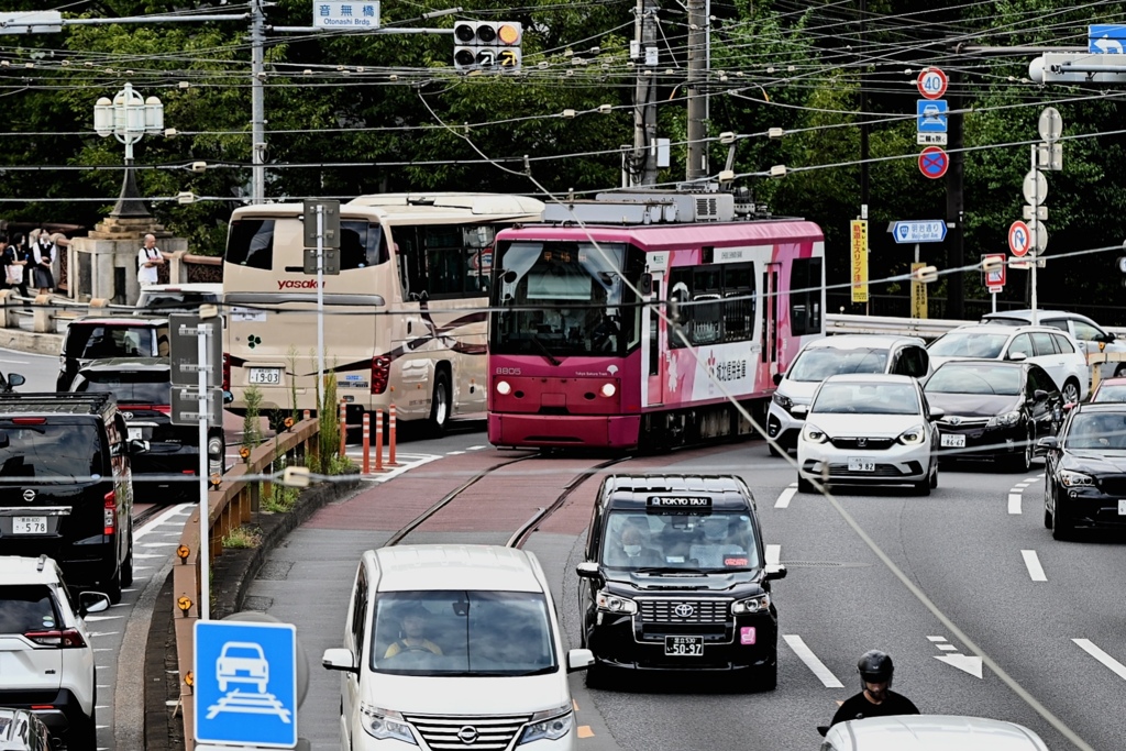 音無橋交差点。車に挟まれながら…