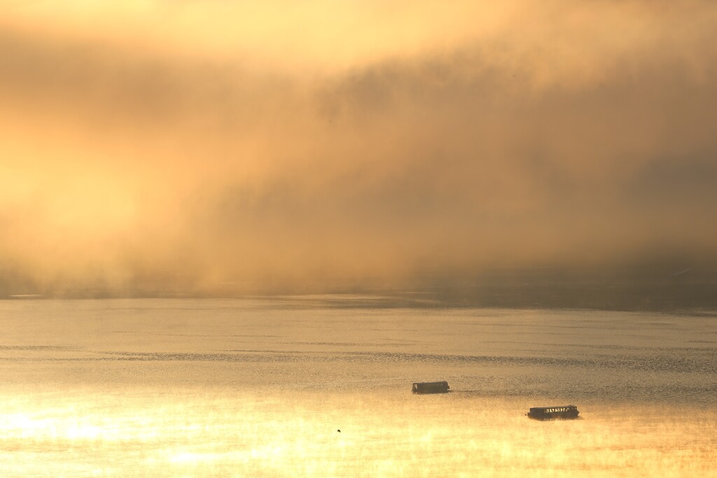 黄金色に染まる静寂の湖。