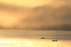 黄金色に染まる静寂の湖。