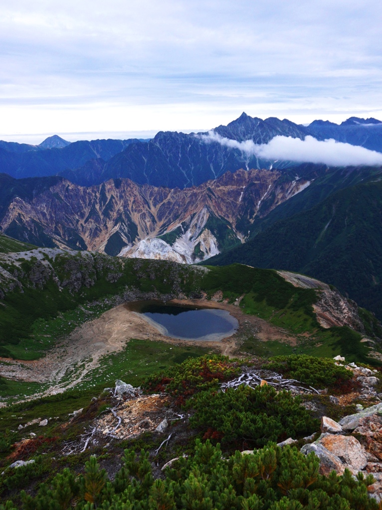 鷲羽岳より鷲羽池、槍ヶ岳を望む。