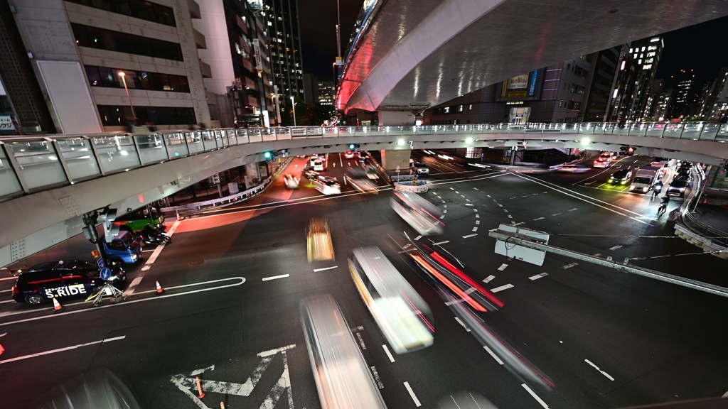 渋谷駅東口交差点。