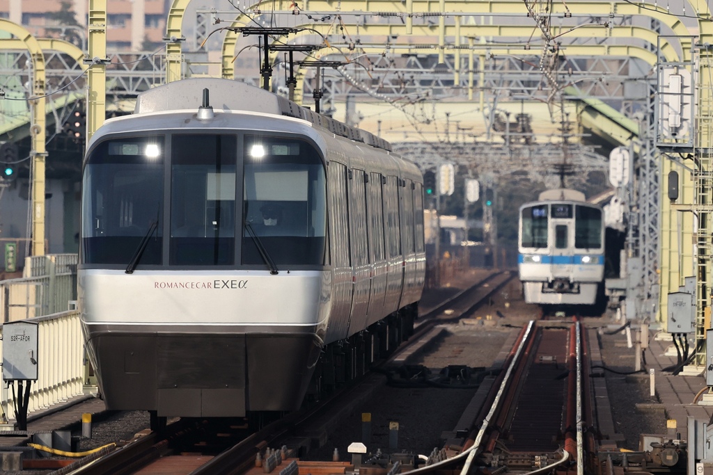 ロマンスカー「EXEα」と各駅停車の並走。