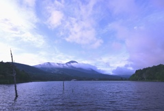 早朝の蓼科山と女神湖。