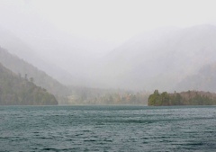 霧の湯ノ湖。