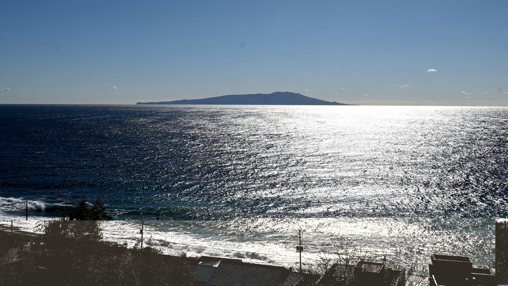 輝く海と伊豆大島。