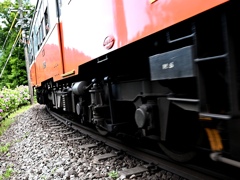 箱根登山鉄道　アジサイと急カーブを曲がる登山電車。
