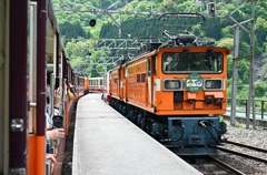 EDR形電気機関車2両連結。