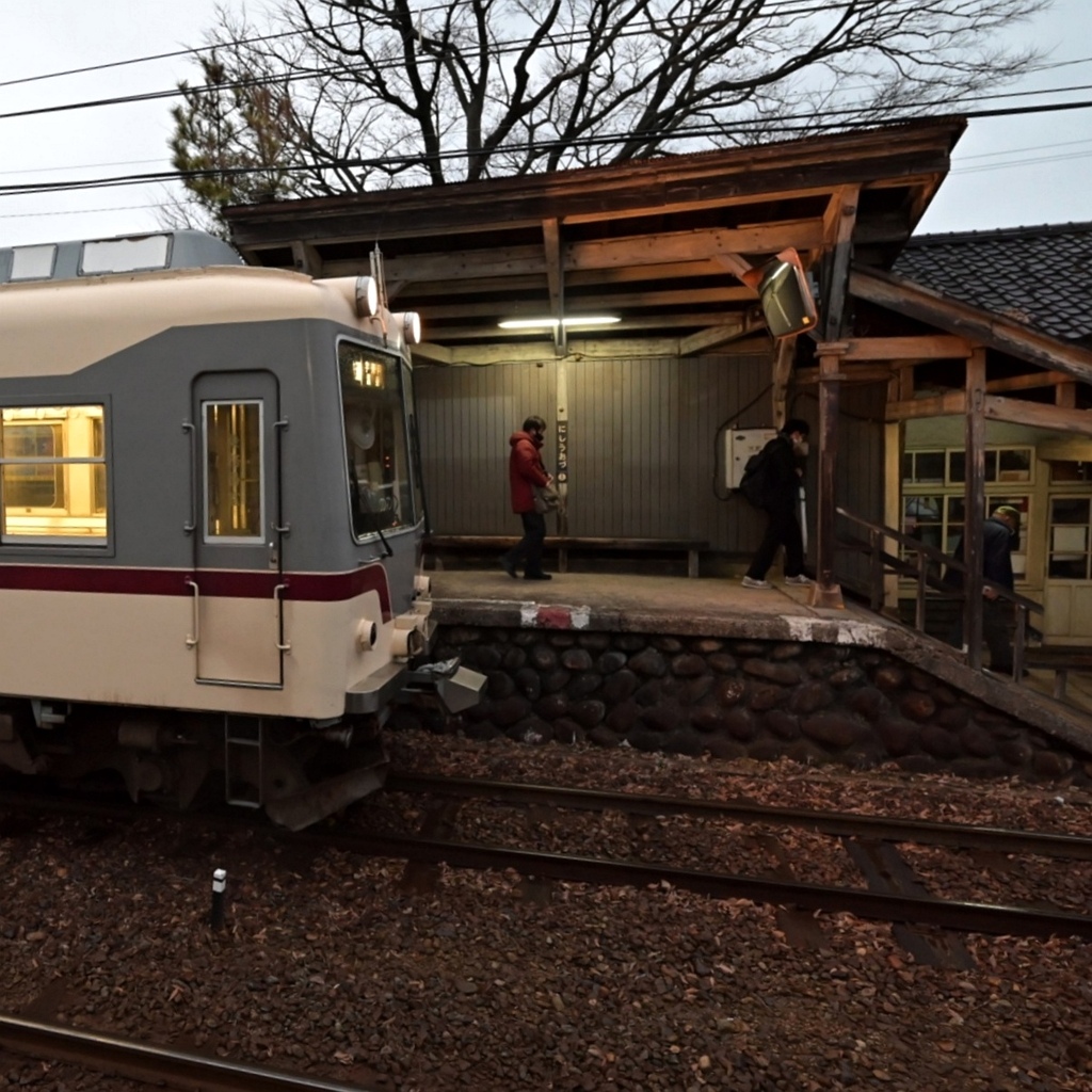 無人駅　帰宅する人（西魚津駅）。