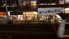 立飲み街とJR南武線。
