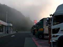 朝霧のパーキングエリア。