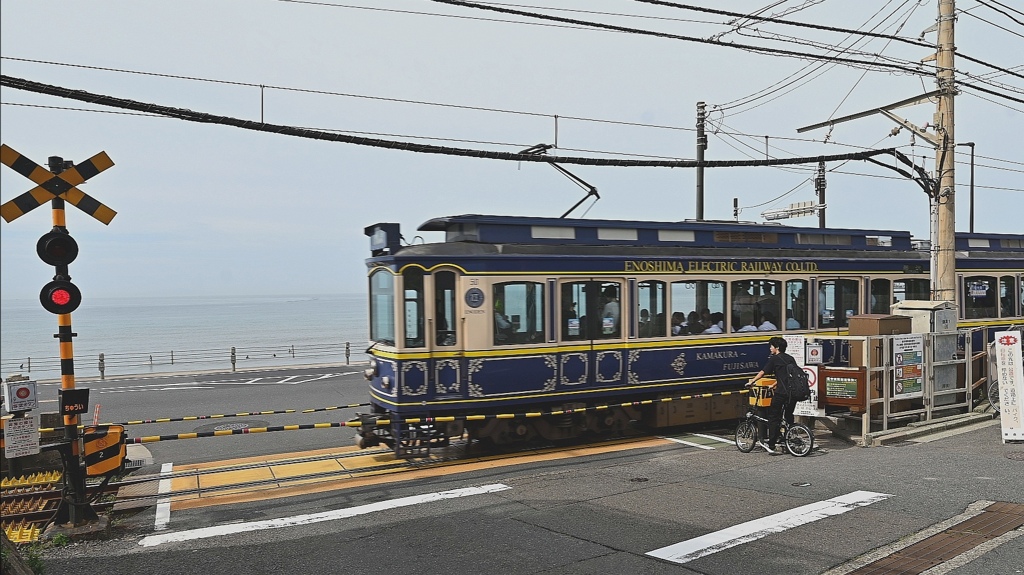 湘南　鎌倉高校前駅踏切を通過する江ノ電。（江ノ電乗り鉄撮り鉄⑪）。