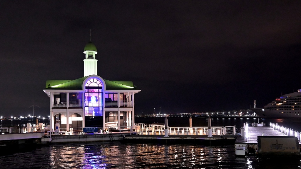夜の横浜ぷかり桟橋。