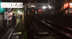 立飲み街とJR南武線。
