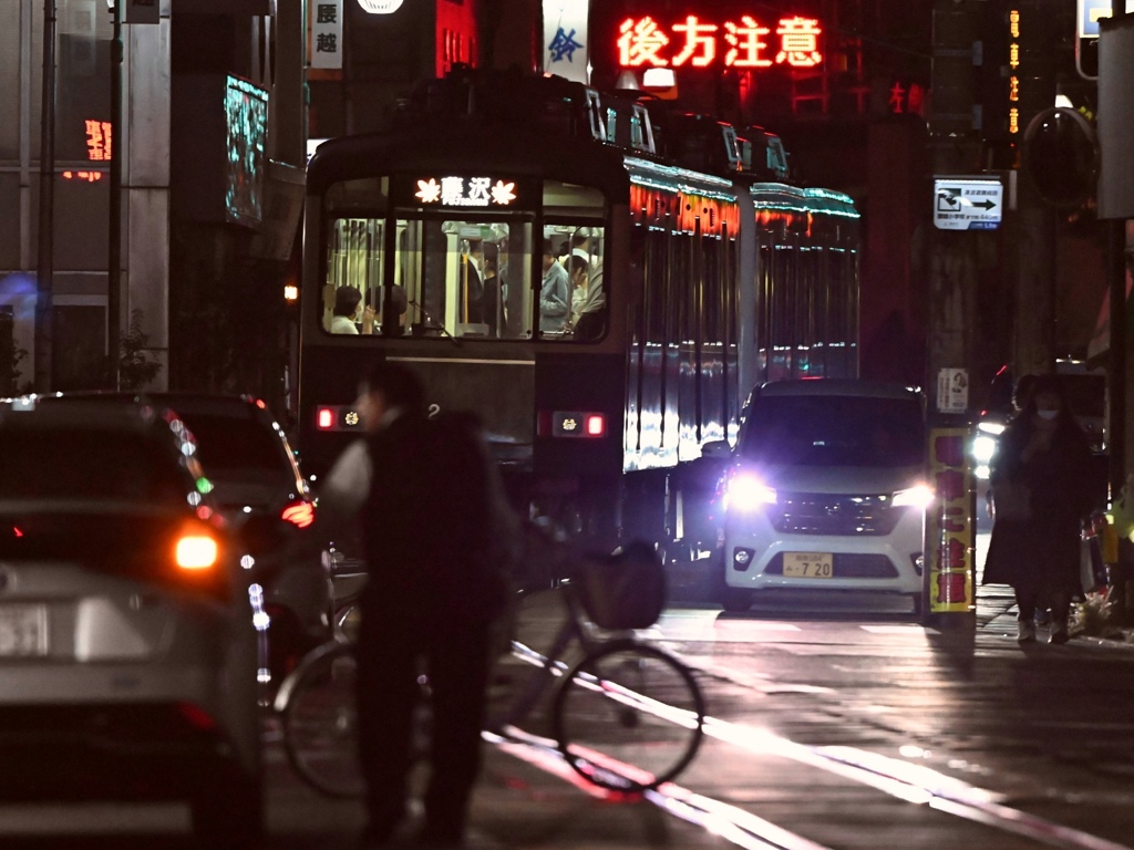 賑わう商店街。