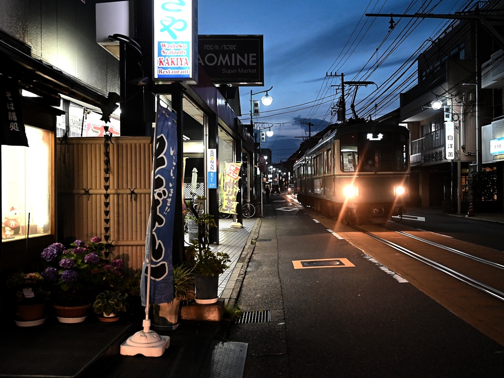 夕暮れ時の腰越商店街（江ノ電乗り鉄撮り鉄⑩）。