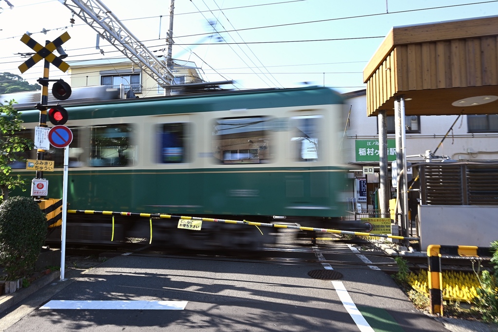 稲村ヶ崎駅踏切。
