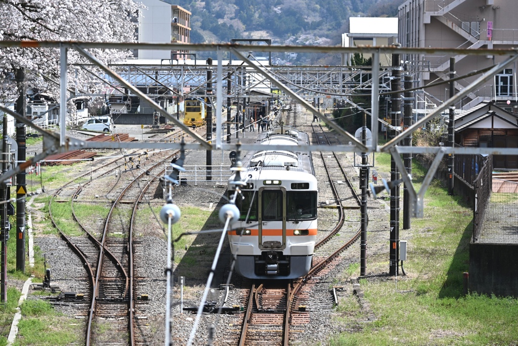 春のJR山北駅(御殿場線)全景。