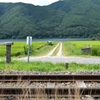 木崎湖に続く道と単線鉄路。