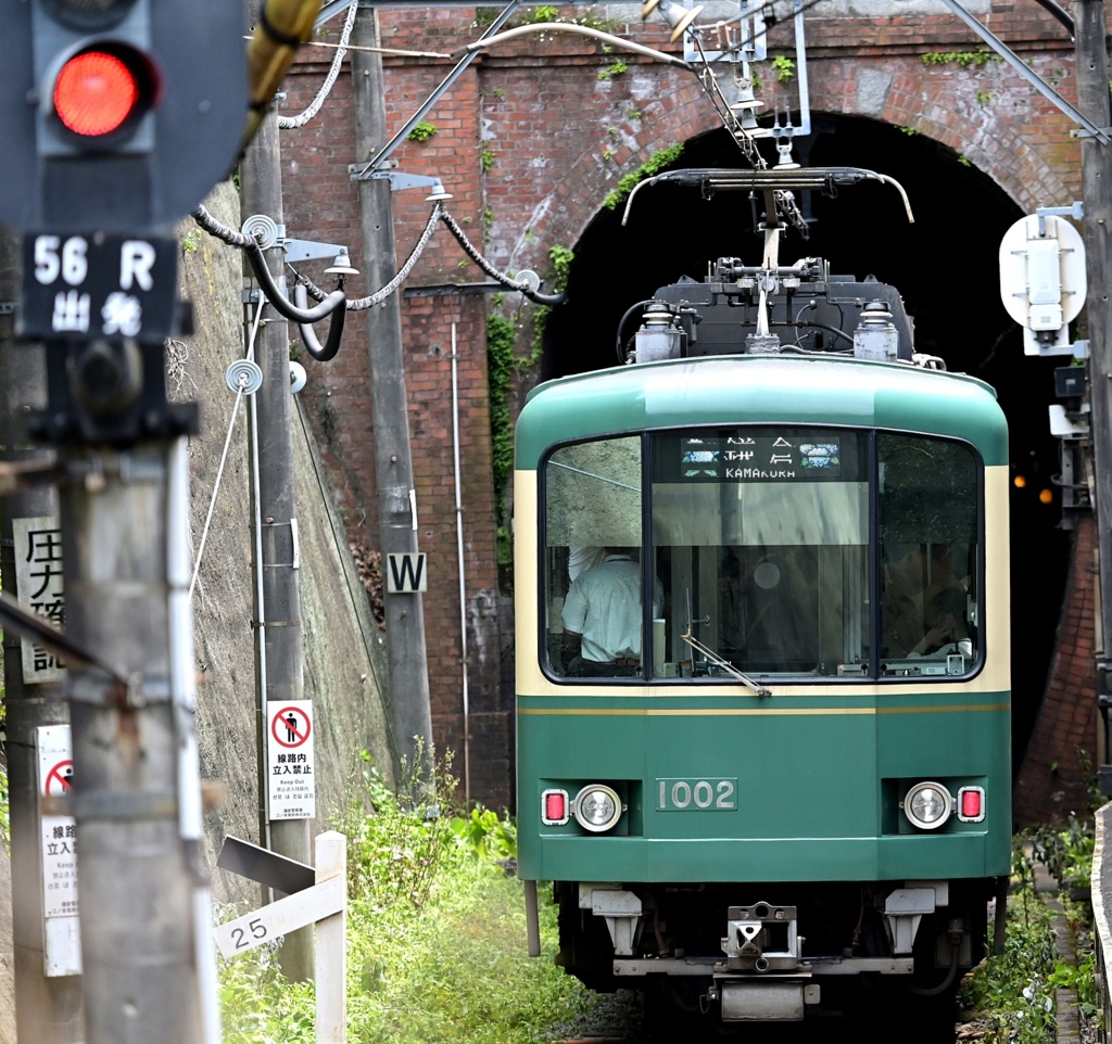 歴史ある煉瓦造りのトンネルをくぐる鎌倉行。