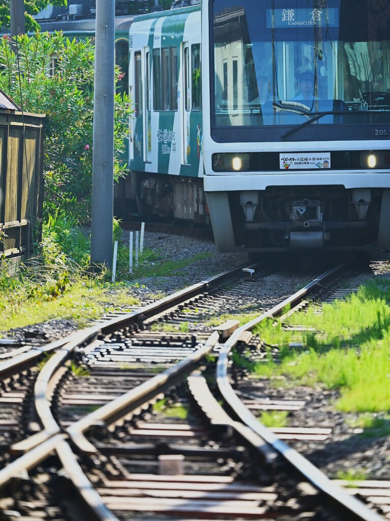 ゆっくりとカーブを走る鎌倉行。
